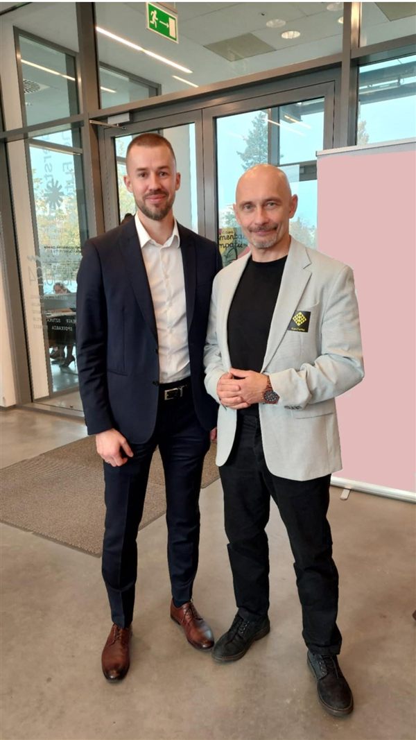 Maciej Wilczyński (po lewej) na konferencji KonTeMa