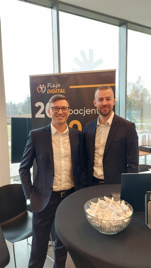 Maciej Wilczyński (po prawej) na stoisku Fizjo Digital