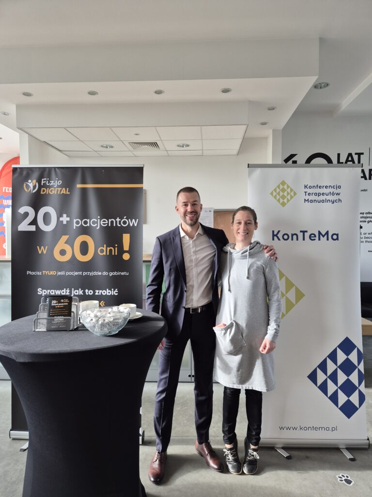 Maciej Wilczyński na stoisku Fizjo Digital podczas konferencji KonTeMa
